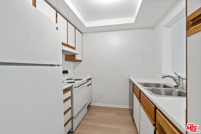 Building Photo - 501 Palisades Dr