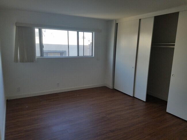 Building Photo - 1061 Park Ave