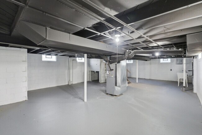 Building Photo - Holiday Special Reduce Rent