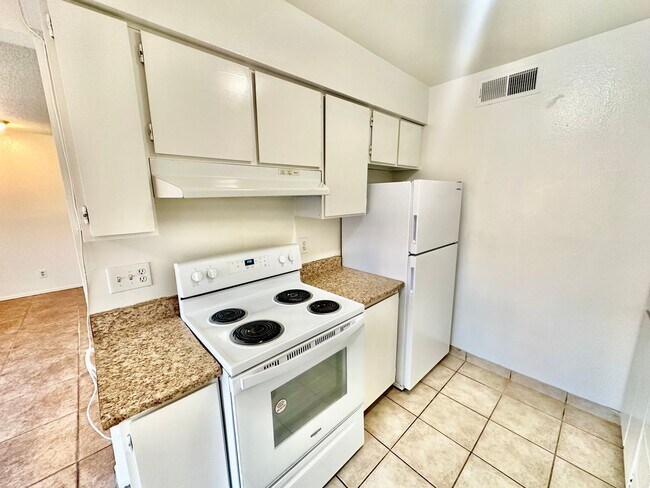 Building Photo - Spacious 2/1 Condo in Gated Community