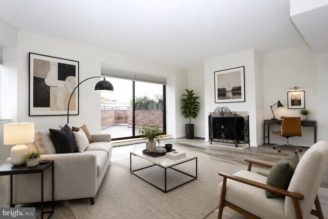Building Photo - 1015 33rd St NW