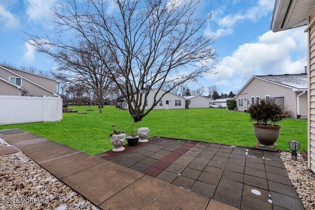 Building Photo - 11 Sutton Dr