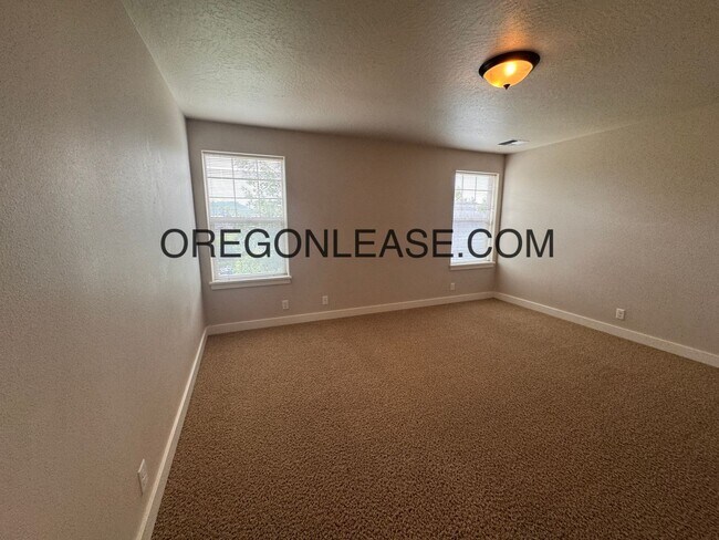 Building Photo - 4 Bedroom / 2 Bath – 1,899 Sq Ft Springfie...