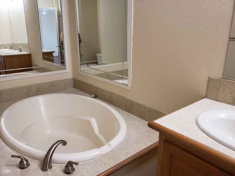 Building Photo - 2828 Elm Ave