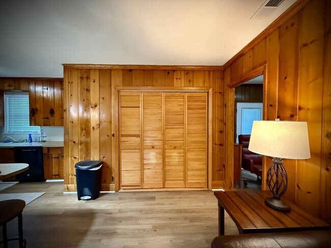 Building Photo - SHORT TERM AVAILABLE [Shandon]