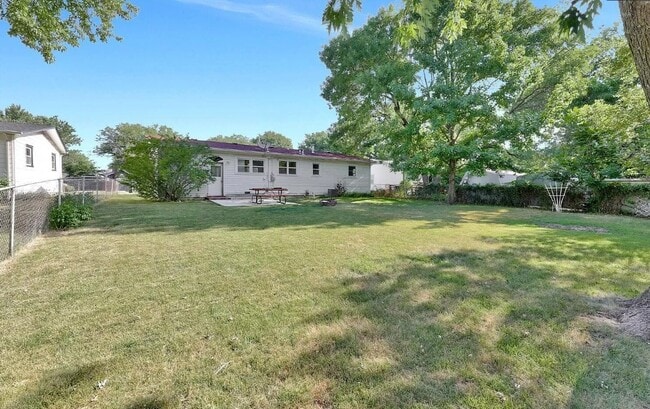 Building Photo - 211 E Meadowlark Rd