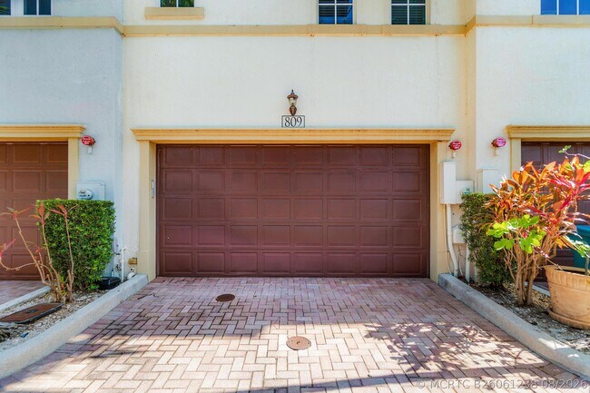 Building Photo - 809 Estancia Wy
