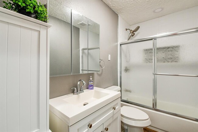 Building Photo - 3017 Barberry Dr