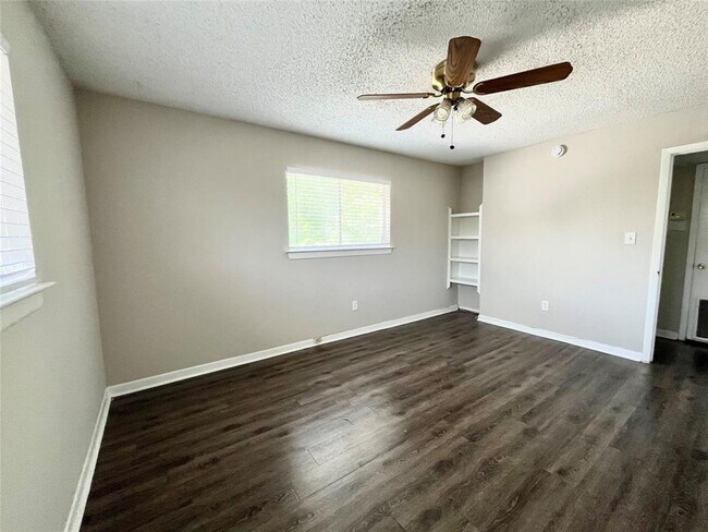 Building Photo - 3106 Duval St