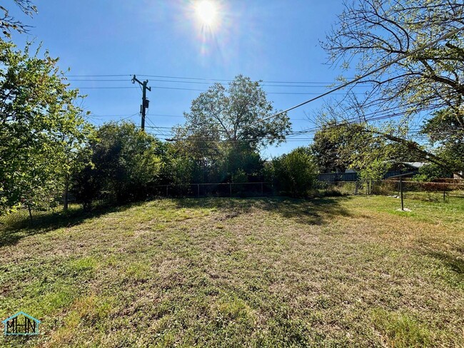 Building Photo - Charming 3 bed, 1 bath home in close proxi...