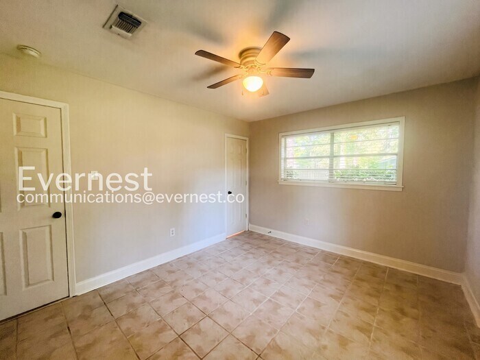Building Photo - 114 Rollingwood Dr