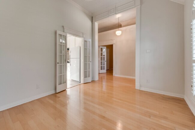 Building Photo - Beautiful 3-2 on unbelievable corner lot w...