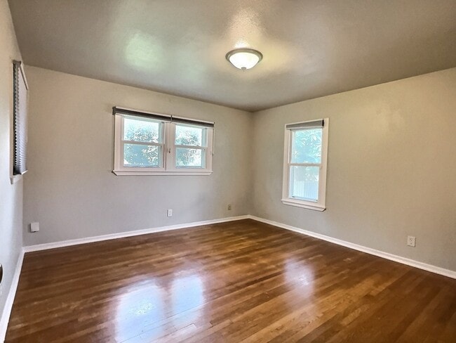 Building Photo - 635 Rockhill Dr