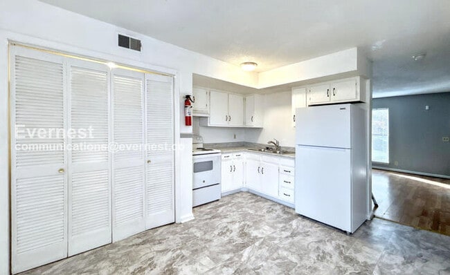 Building Photo - 1221 Katie Ave