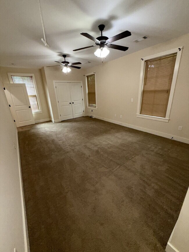 Building Photo - 712 Park Dr