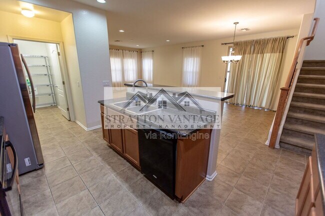 Building Photo - 928 S Hawk Ln