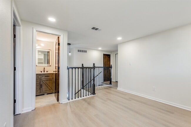 Building Photo - 1424 Stagecoach Dr