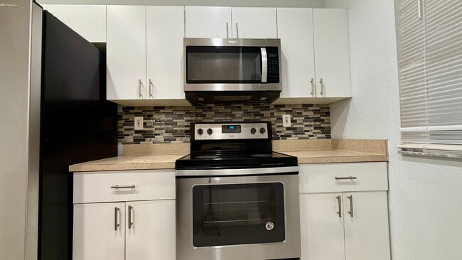 Building Photo - Spacious 3/3 Townhouse with Lake View – Sa...