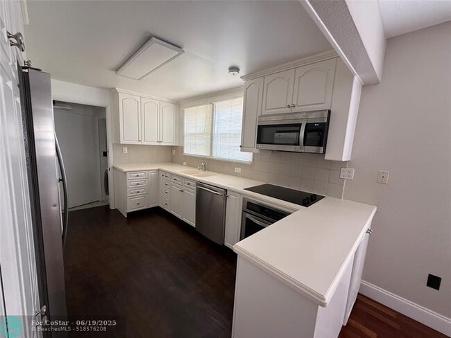 Building Photo - 5025 SW 64th Ave