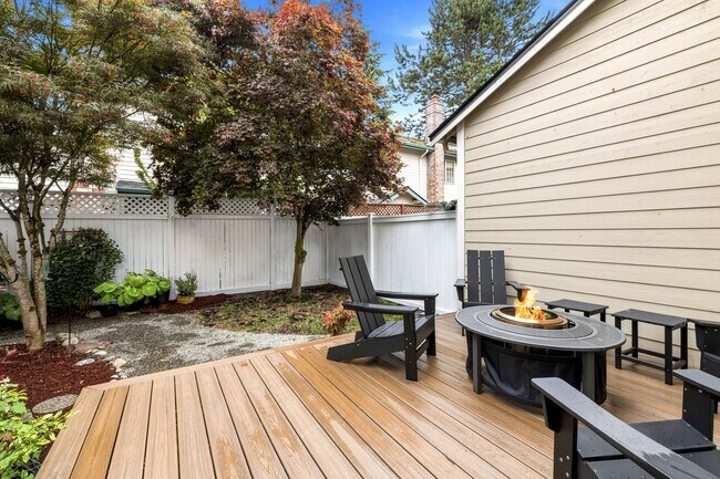 Building Photo - For Lease $2950/Month: Beautifully updated 2/Bdrm Townhome with large Bonus Room