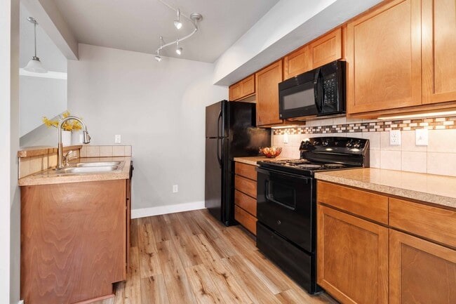 Building Photo - 2 bedroom Townhome