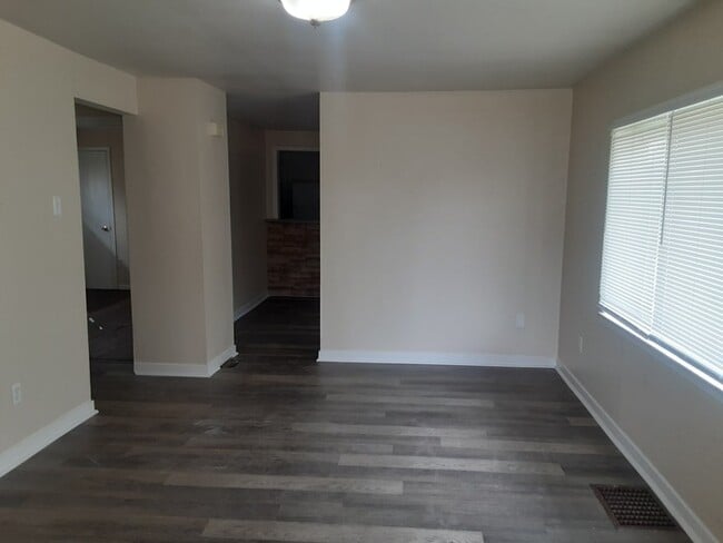 Building Photo - Nice 3 Bedroom Ranch w/ 2 Car Garage in Pe...