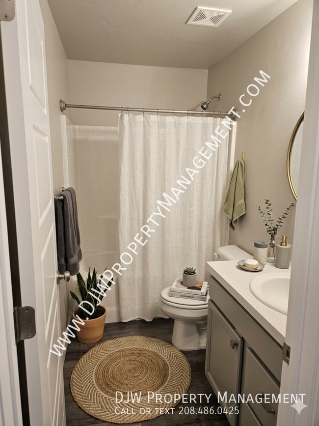 Building Photo - 3948 N Chelmsford Ave