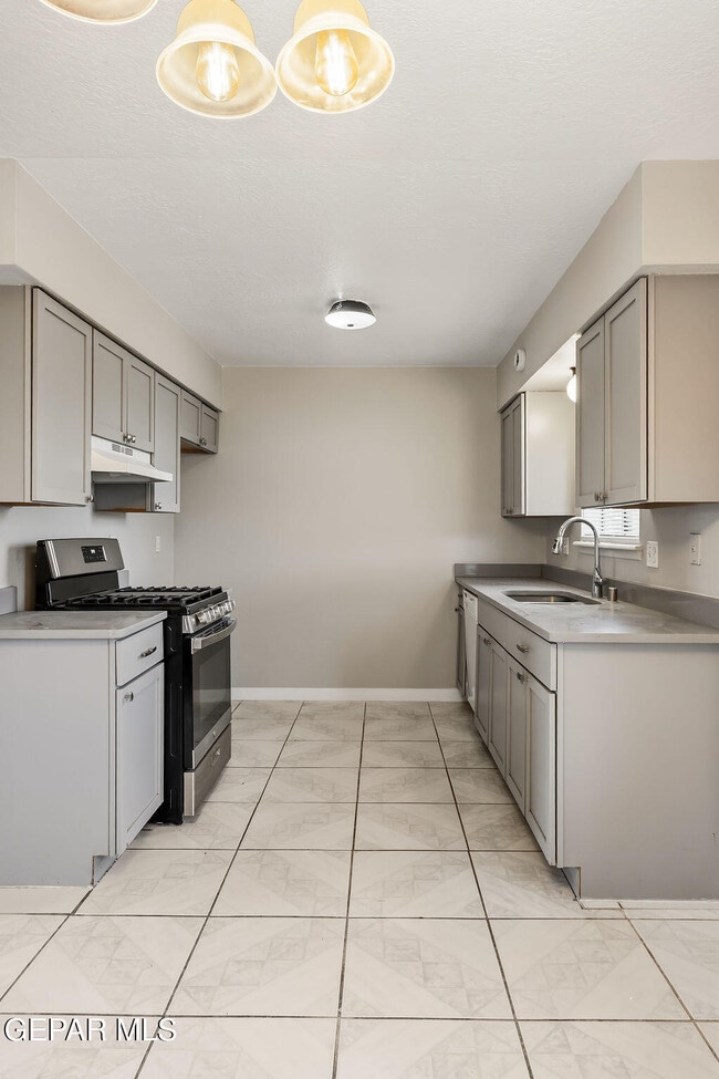 Building Photo - 6932 Escondido Dr