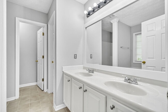 Building Photo - 825 Chatham Park Dr SW