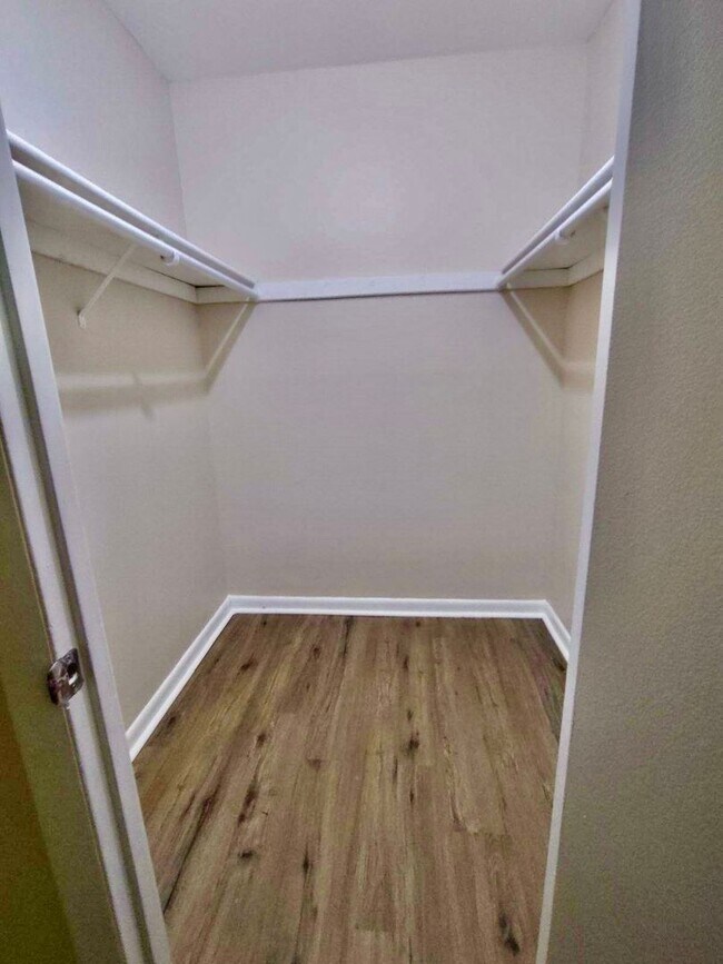 Building Photo - Spacious 3 Level Stafford Townhouse