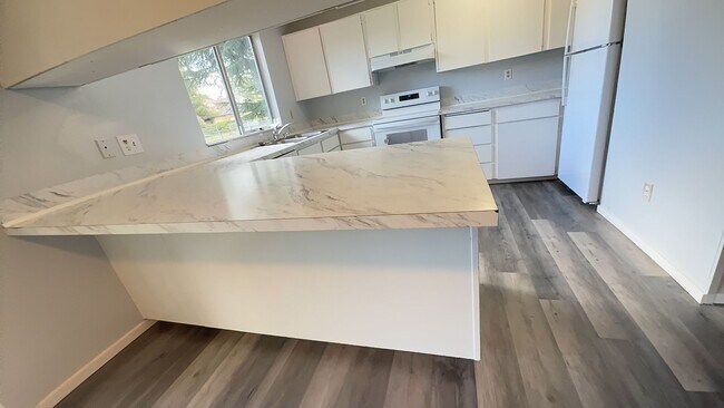 Building Photo - Ground-Level Unit in a Fourplex Near Tacoma Mall