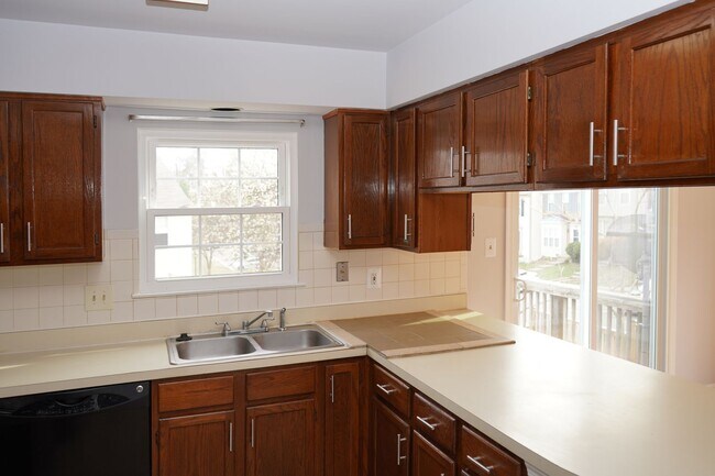 Building Photo - 4 Bedroom 3.5 Bath Townhome in Woodbridge, VA