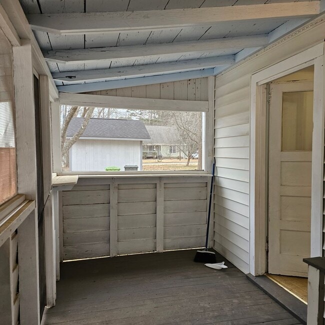 Building Photo - Small house for You