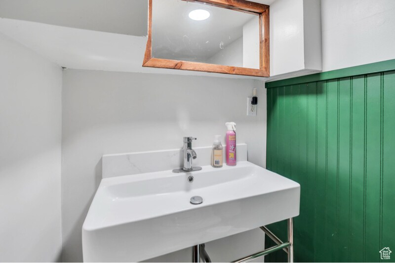 Building Photo - 555 800 E