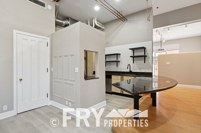 Building Photo - Ground Floor Condo in Great Uptown Location
