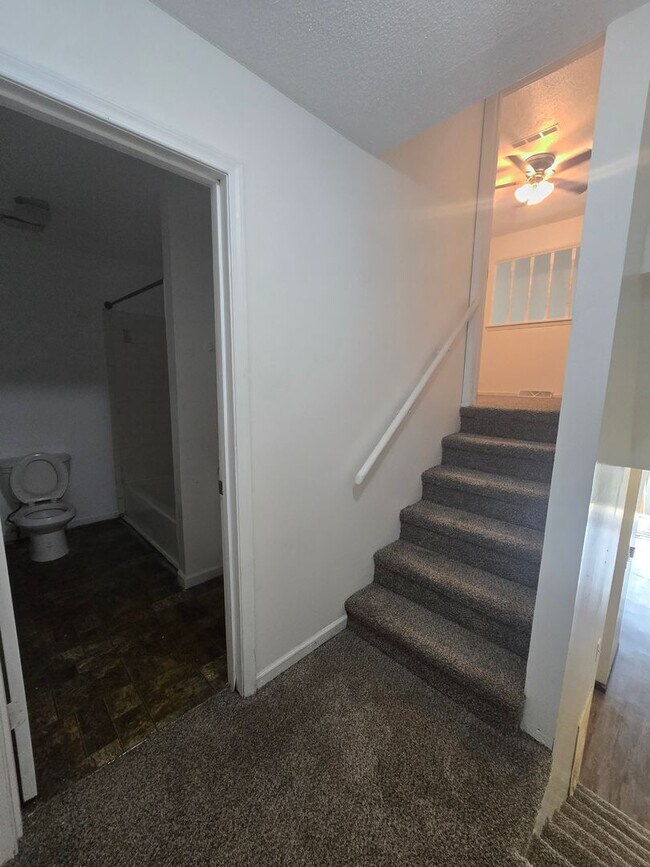 Building Photo - 2305 Southridge Dr