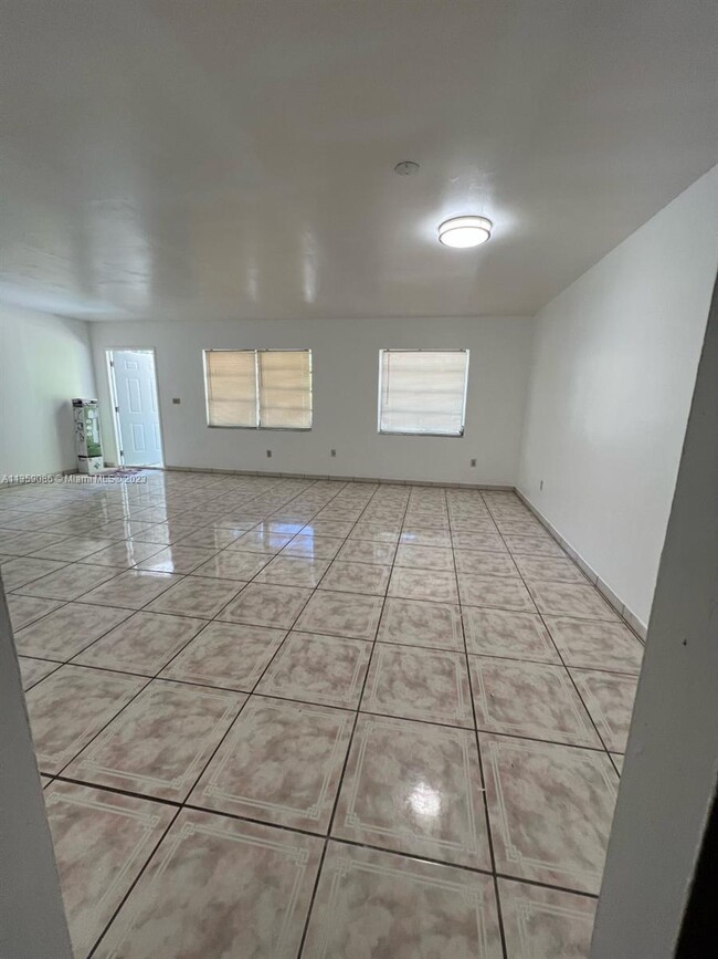 Building Photo - 3 bedroom in Miami FL 33161