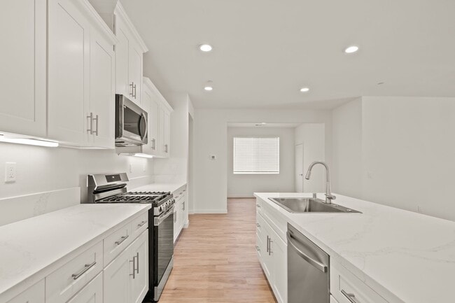 Building Photo - New Home in Gated Indian Palm Country Club