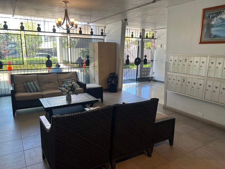 Lobby - 1650 Kanunu St