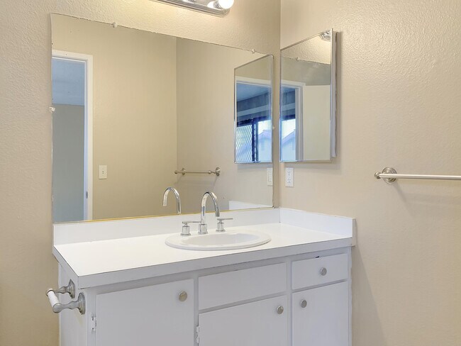 Building Photo - 53666 Avenida Vallejo
