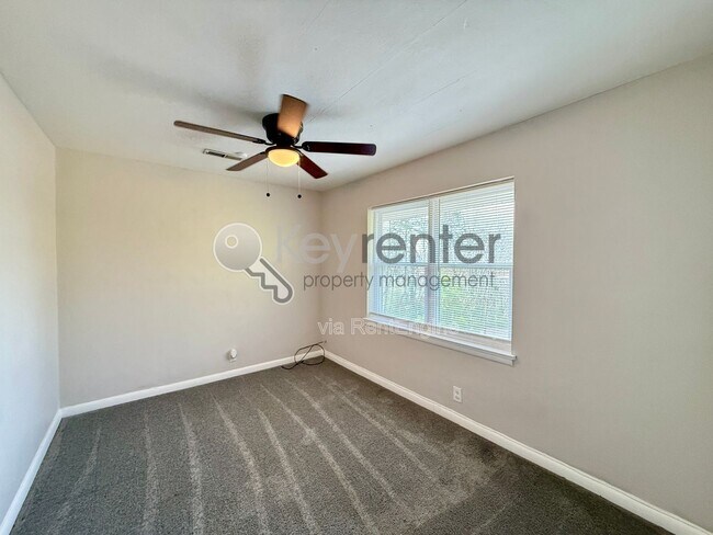 Building Photo - 305 Sunrise Ln