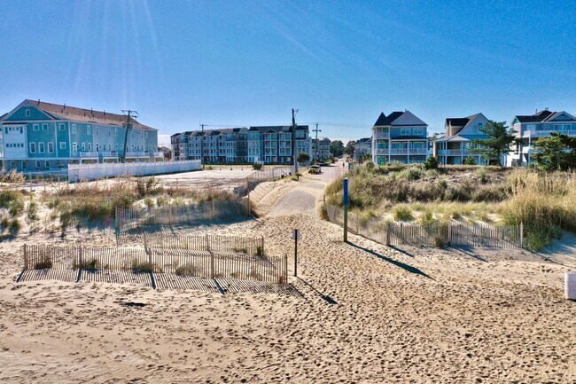 Building Photo - 3-Bedroom Townhome w/Attached Garage! Avai...