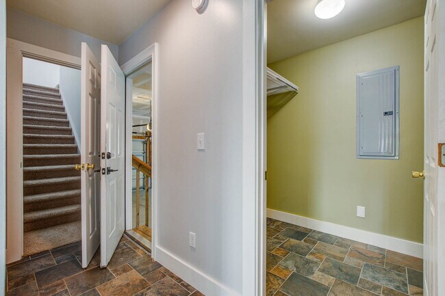 Building Photo - 2217 Daniel Island Dr