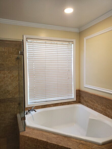 Building Photo - 9255 Glen Meadow Ln