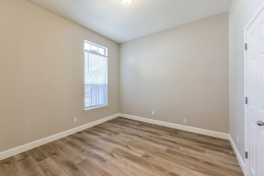 Building Photo - 813 Globe Ave