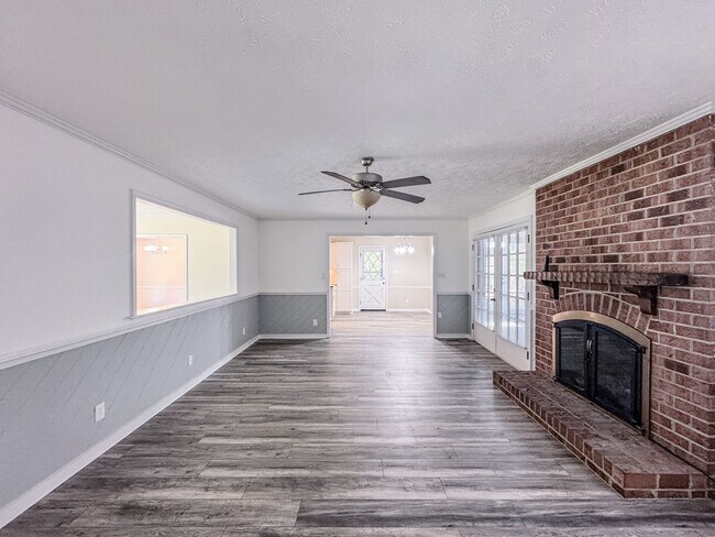 Building Photo - Charming 3 Bed 2.5 Bath Fayetteville Home