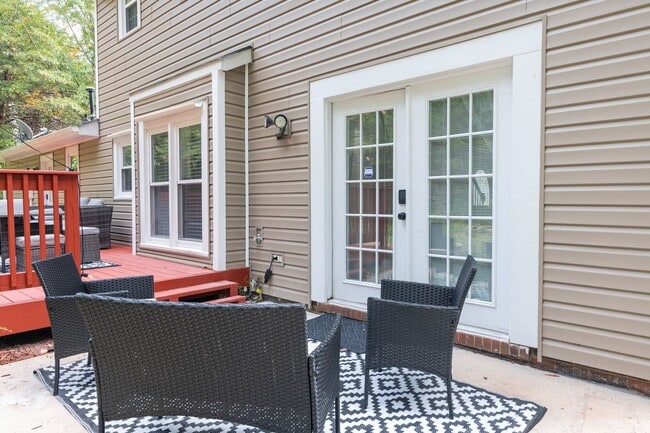 Building Photo - Charming 3 Bedroom Home with Modern Features and Spacious Outdoors!