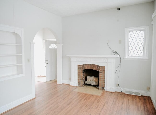 Building Photo - 2441 Templeton St