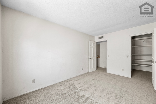Building Photo - 2Bed/1.5Bath Ground Floor Townhouse at Glendale Ave/27th Ave! Ready for Immediate Move-In! -- GAR...