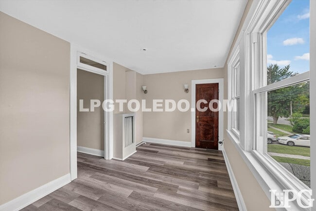 Building Photo - 3822 Lockwood Ave